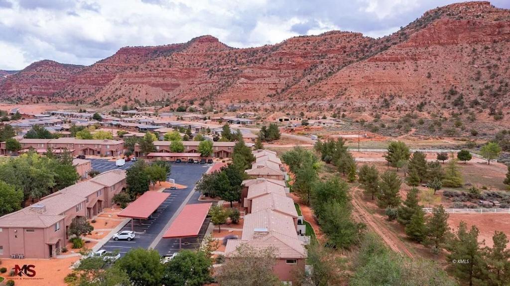 3Br / 2Ba Townhome With Pool, Patio, Wifi, Washer/Dryer カナブ エクステリア 写真