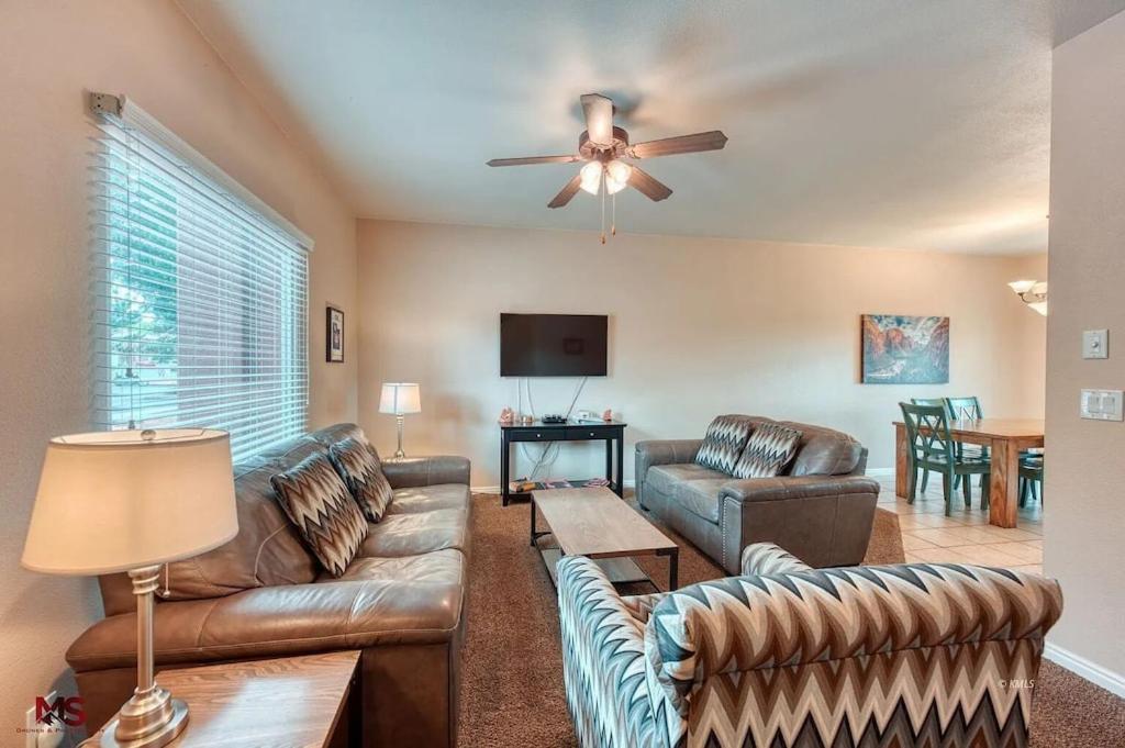 3Br / 2Ba Townhome With Pool, Patio, Wifi, Washer/Dryer カナブ エクステリア 写真